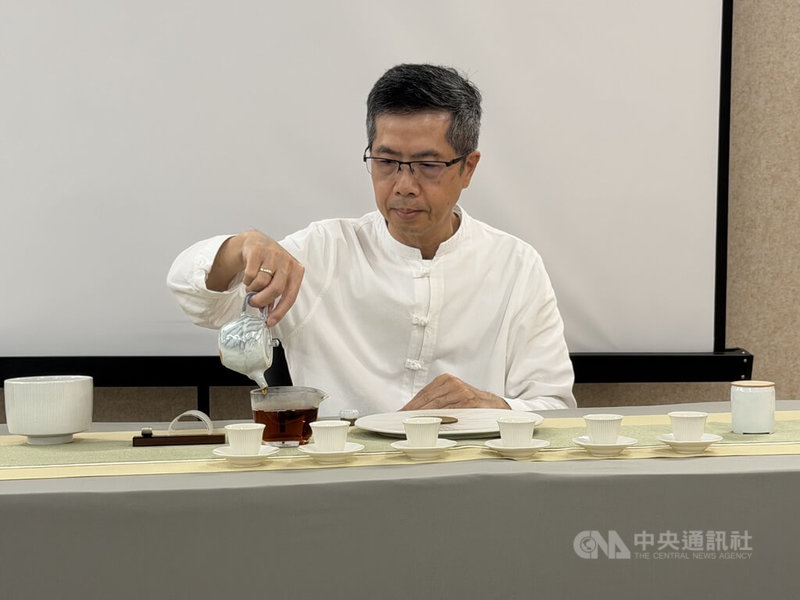 來自台灣的茶藝家吳思偉（圖）認為，台灣與印度相距4000多公里，但都有喜好喝茶的傳統，茶不僅是一種飲料，還包含很多文化，也包括台灣喝茶的文化底蘊，「這次茶藝展示，就是想讓印度人更認識台灣的茶文化。」中央社記者李晉緯新德里攝　115年8月5日