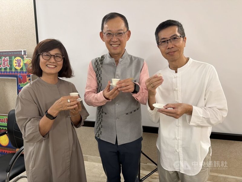 駐印度代表陳牧民(中)4日表示,台灣人和印度人都喜歡喝茶,但喝茶方式截然不同,中興大學團隊用印度的茶菁,搭配台灣的機器與製茶方式,做出與台灣茶口感類似的茶,並進一步推廣台灣茶藝文化,可說是台灣和印度合作的一種展現。中央社記者李晉緯新德里攝 115年8月5日