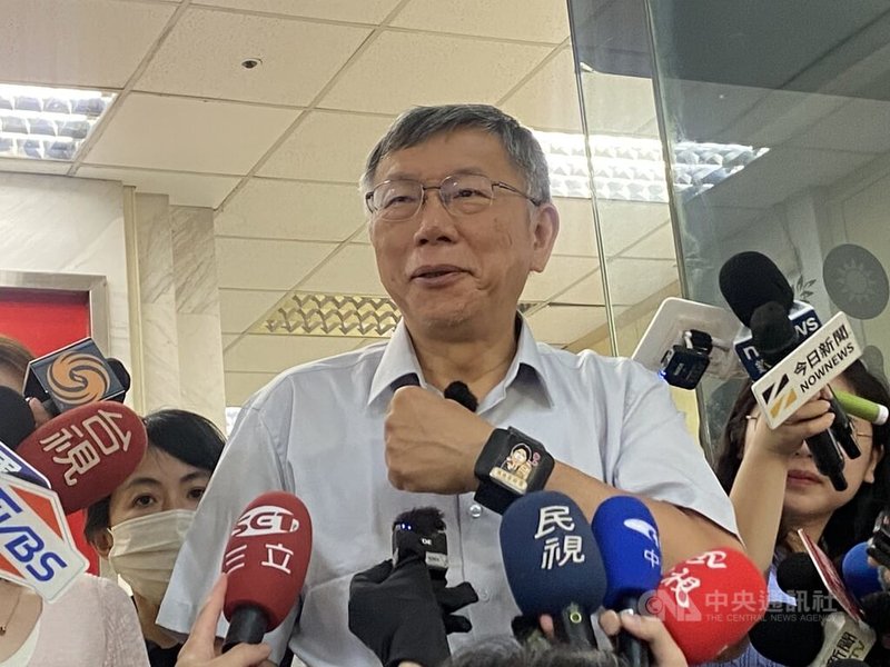 前台北市長柯文哲（中）5日到台北市警察局中正第一分局仁愛路派出所將電子腳鐶更換為電子手鐶，柯文哲表示，之前裝電子腳鐐常常會踢到腳。中央社記者黃麗芸攝　115年8月5日
