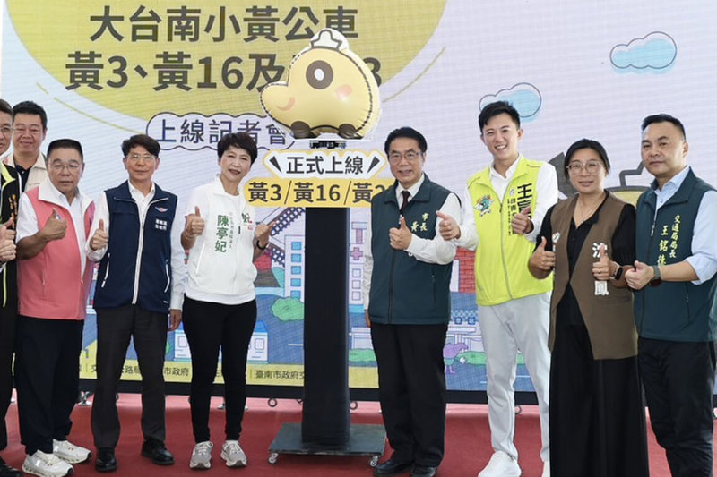 台南市「小黃公車」5日新增3條新路線，台南市長黃偉哲（右4）等人出席在柳營區舉行的通車記者會。（台南市政府提供）中央社記者楊思瑞傳真 115年8月5日