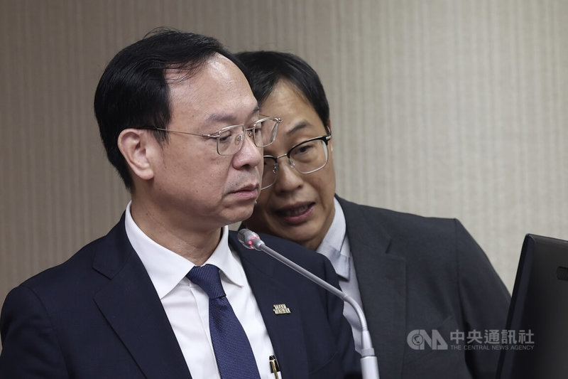 中聯油品驗出苯駢芘案延燒，外界持續追究7月4日專家會議過程。衛生福利部長石崇良（左）5日表示，日前已經全部送交檢調機關查明，以正視聽，並允諾今天公開所有會議紀錄。中央社記者吳家昇攝 115年8月5日