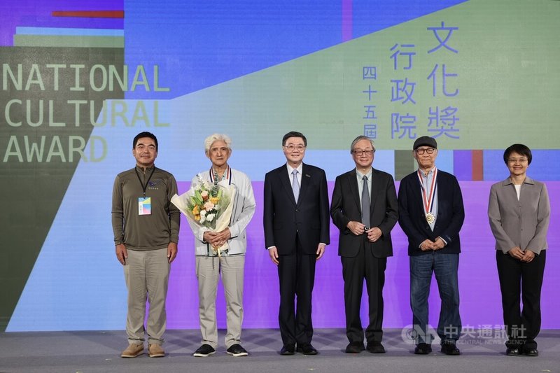 第45屆行政院文化獎頒獎典禮5日在台北中山堂舉行，行政院長卓榮泰（左3）、文化部長李遠（右3）等人同台表揚獲獎者並合影留念。中央社記者吳家昇攝　115年8月5日