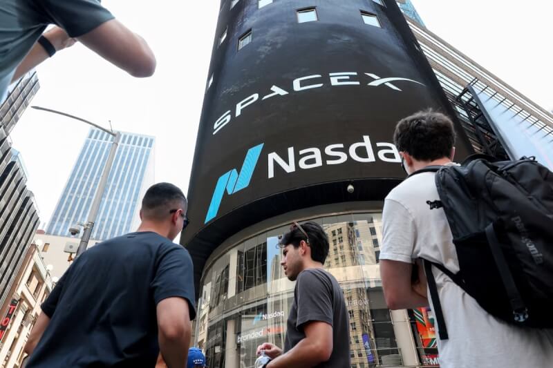 太空探索科技公司（SpaceX）進軍行動通訊震撼市場。圖為人們聚集在SpaceX的廣告看板附近。（路透社）
