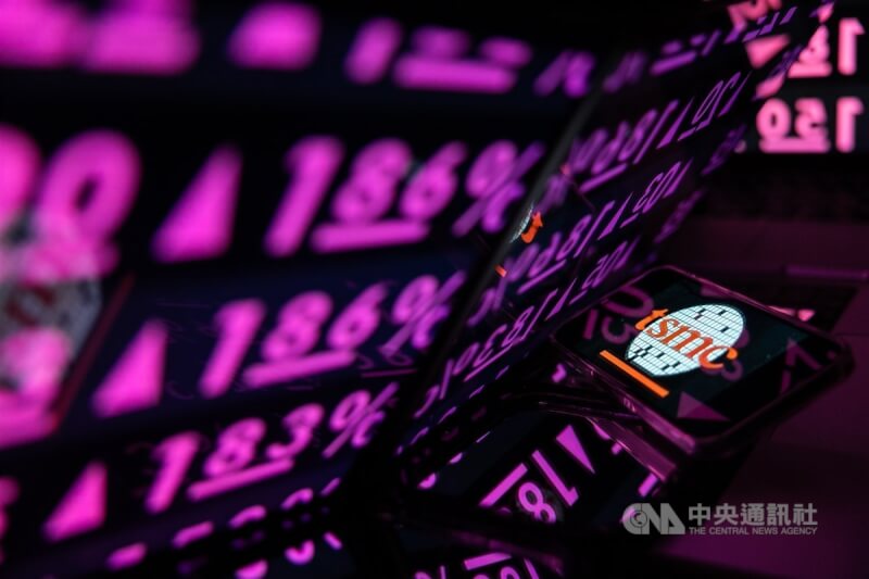 台積電企業標誌與台股示意圖。（中央社檔案照片）