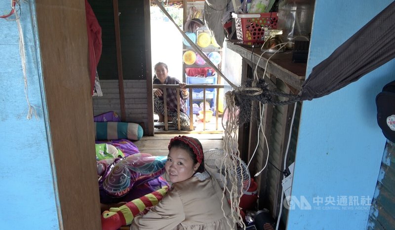 居住在柬埔寨洞里薩湖的越南漁民沒有任何公民身分，淪為在歷史夾縫中的無國籍人士。如同許多越南裔族群，漁民妻子梁雲玲（前）不會講當地語言，也鮮少與當地人交流。孩子可到附近的民辦越南學校上課，但仍以自學為主。中央社記者曾婷瑄菩薩攝　115年8月5日