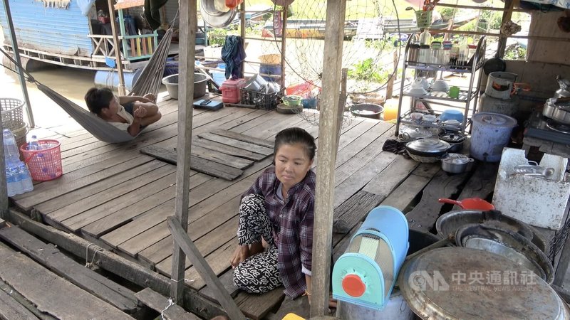 越南裔漁民黎文敏與梁雲玲的父母與他們同住洞里薩湖的船屋上，除了主船外，一旁還連著用於工作、烹飪的大竹筏，增加生活空間。中央社記者曾婷瑄菩薩攝　115年8月5日