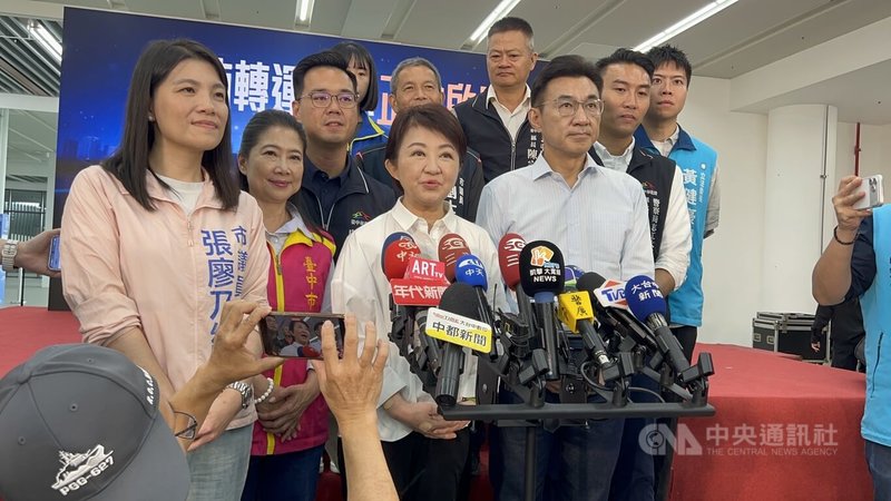 民進黨行動中常會5日來到台中舉行，國民黨籍台中市長盧秀燕（前右2）上午受訪表示，希望總統能夠關心食安。中央社記者郝雪卿攝  115年8月5日