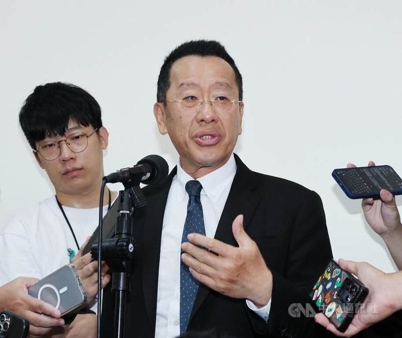 國軍漢光42號演習5日登場，國防部長顧立雄（右）上午在立法院受訪指出，中國在台海周邊不斷騷擾已非第一天，國軍都有因應方案，不會因為襲擾而中斷科目。中央社記者郭日曉攝  115年8月5日