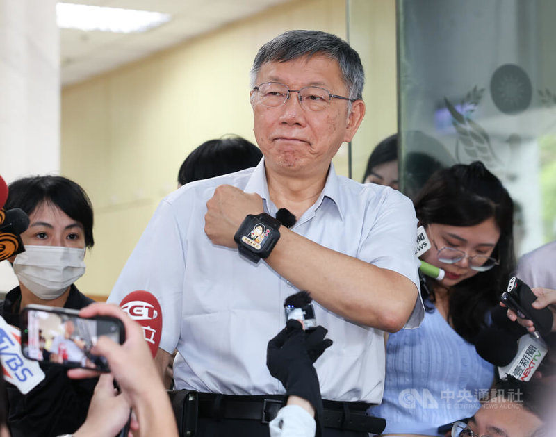 前台北市長柯文哲涉京華城案等，一審判刑17年。科技設備監控5日起從電子腳鐶改為電子手鐶，柯文哲（前中）上午到仁愛路派出所更換科技設備監控後受訪，並展示電子手鐶。中央社記者謝佳璋攝　115年8月5日