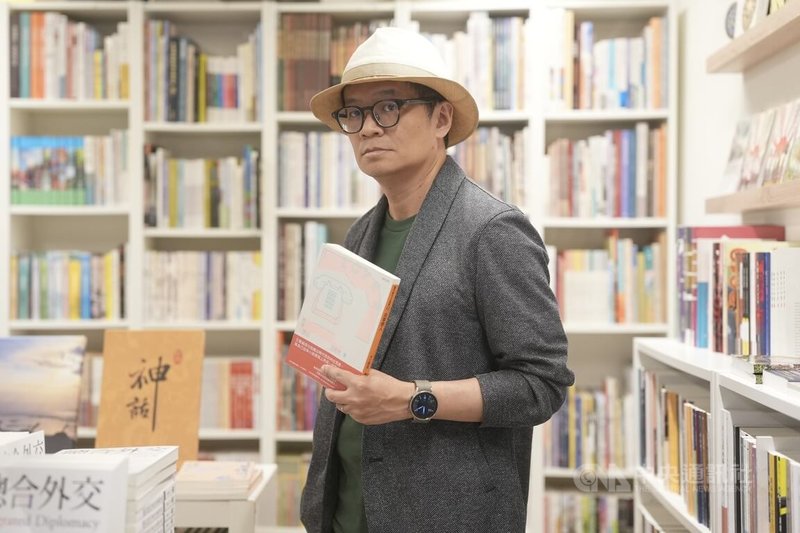作家、現任聯經出版副總經理暨「聯合文學」雜誌總編輯王聰威，最新小說作品「共享戀人」探索新科技帶來便利的「新型寂寞經濟」平台，無論何時何地，只要上網登入、點選，就會有一名專門為他生成的戀人等待與他相見，然後毫無負擔地歸還。中央社記者徐肇昌攝　115年8月6日