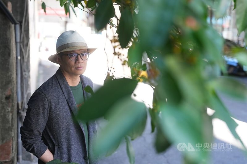 科技日新月異加上AI推波助瀾,未來有可能出現「戀人租用」服務,作家王聰威最新小說「共享戀人」探索這項可能。中央社記者徐肇昌攝 115年8月6日