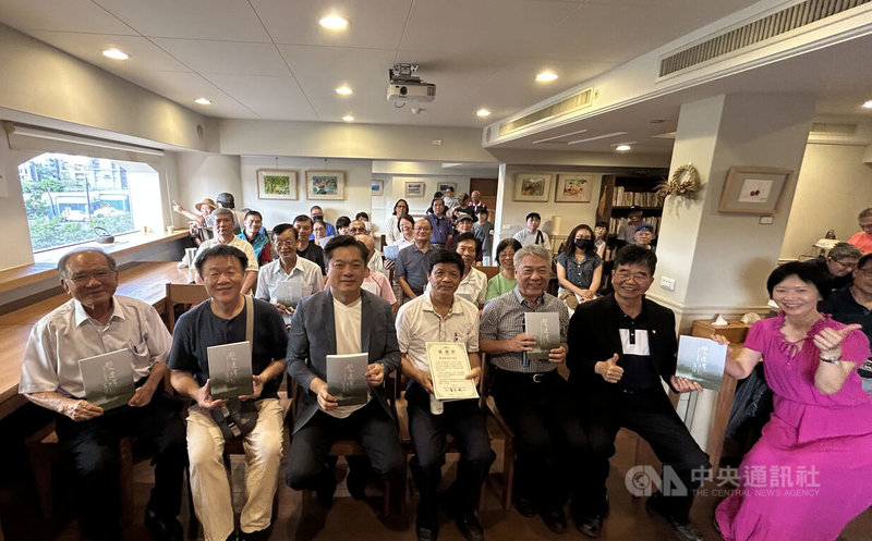 宜蘭慧燈中學教師、地方文史工作者陳胡彥（前排中）完成「雙連埤霧語」一書，6日舉行新書發表會，民進黨立委陳俊宇（前排左3）、鑑湖堂文化基金會董事長陳文隆（前排左1）、慧燈中學校長游文聰（前排右2）等人出席。中央社記者邱祖胤攝　115年8月6日