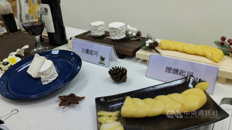 農業部畜產試驗所成功建立利用國產乳製做起司的基礎程，6日記者會展示白黴起司、煙燻起司等。中央社記者汪淑芬攝　115年8月6日