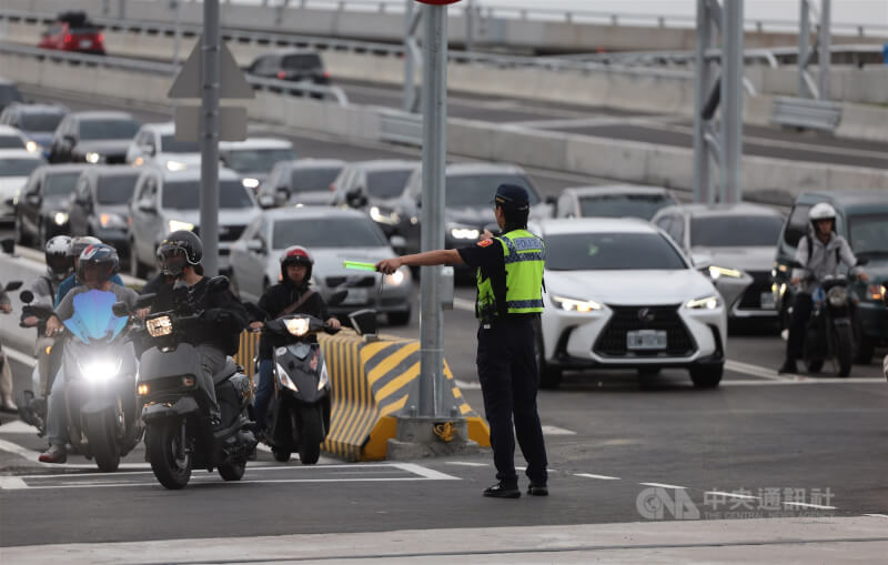圖為警方在淡江大橋引導維持交通秩序。（中央社檔案照片）