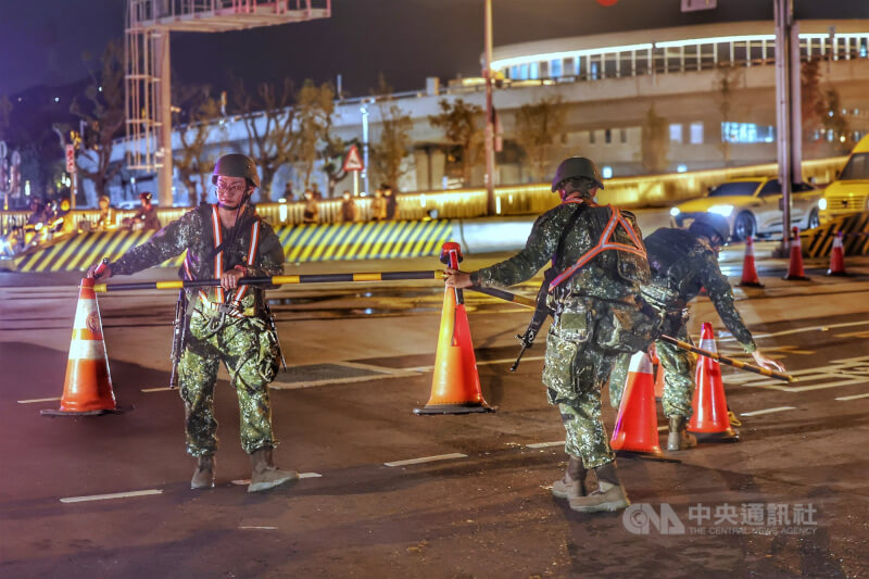 國軍漢光42號實兵演習持續，淡江大橋實施阻絕演練，6日晚間8時至7日上午6時，往八里方向全面管制。中央社記者王飛華攝　115年8月6日