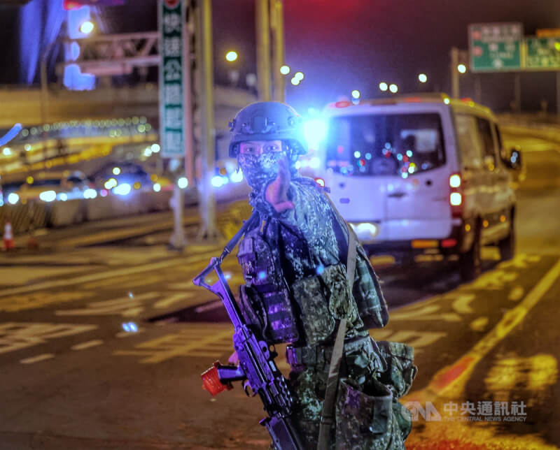 國軍漢光42號實兵演習6日進入第2天，北部區域聚焦台北、八里作戰分區一帶的演練，包括夜間在新北淡江大橋的阻絕演練。圖為官兵於現場警戒。中央社記者王飛華攝　115年8月6日