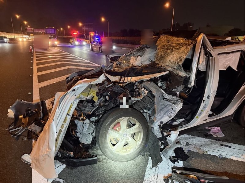 國道中山高彰化路段7日凌晨發生3車追撞車禍，警消到場，利用破壞器材破壞車體，救出受困駕駛，並將3車駕駛送醫，所幸無大礙。（國道警方提供）中央社記者吳哲豪傳真　115年8月7日