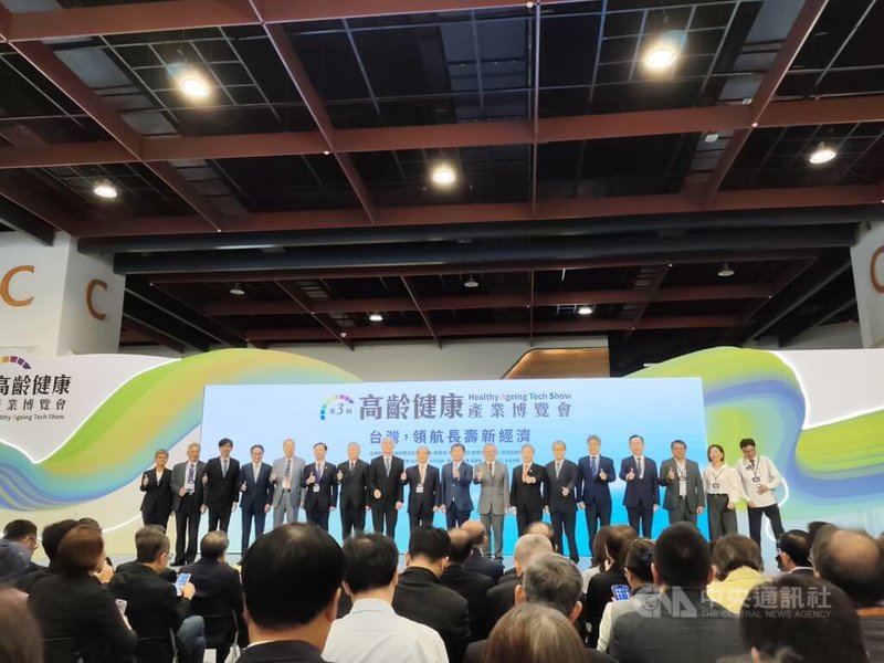 第三屆高齡健康產業博覽會7日舉辦開幕典禮，產官學界代表出席並合影。中央社記者何秀玲攝　115年8月7日