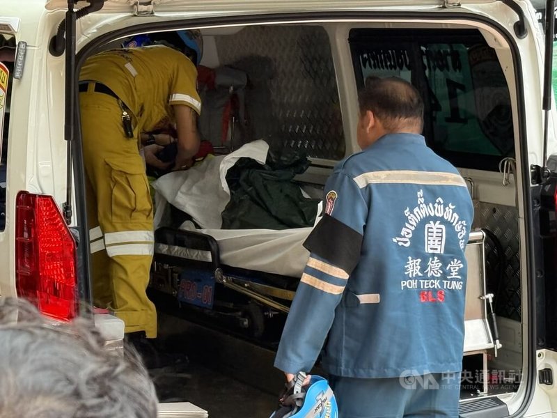 泰國一所學校7日發生校園槍擊案，警消人員將遇害教師遺體運離校園。中央社記者李宗憲曼谷攝　115年8月7日