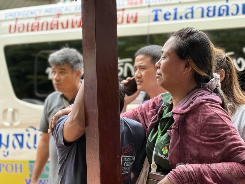 泰國一所學校7日發生校園槍擊案，遇害教師家屬情緒潰堤，趴在牆柱上痛哭，親友在旁安慰陪伴。中央社記者李宗憲曼谷攝　115年8月7日
