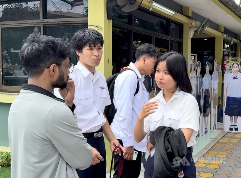 泰國中學7日發生校園槍擊案後，有校友返回學校關心師生，神情凝重，有老師仍未從驚恐中完全平復。 中央社記者李宗憲曼谷攝115年8月7日