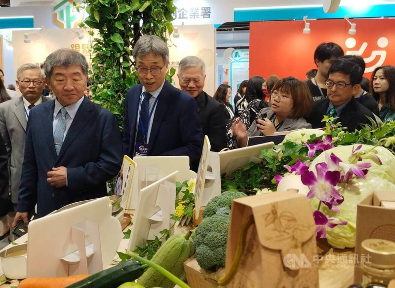 第3屆高齡健康產業博覽會7日開幕,農業部長陳駿季(前左2)向行政院政務委員陳時中(前左1)介紹「台灣農業樂活館」展示的綠色照顧。中央社記者汪淑芬攝 115年8月7日