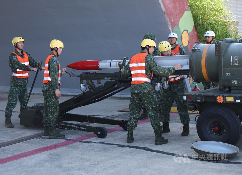 國軍漢光42號實兵演習7日進入第3天，空軍第二戰術戰鬥機聯隊在新竹基地執行幻象2000戰機空對空飛彈潛力裝掛任務，雲母飛彈透過掛彈車掛載於機腹下。中央社記者張新偉攝　115年8月7日