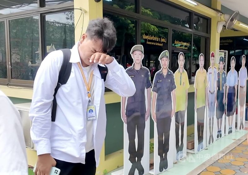 泰國帖詩林學校暖武里分校7日發生校園槍擊案後，一名學生在校園內掩面落淚，神情悲痛，校園氣氛哀戚。中央社記者李宗憲曼谷攝　115年8月7日