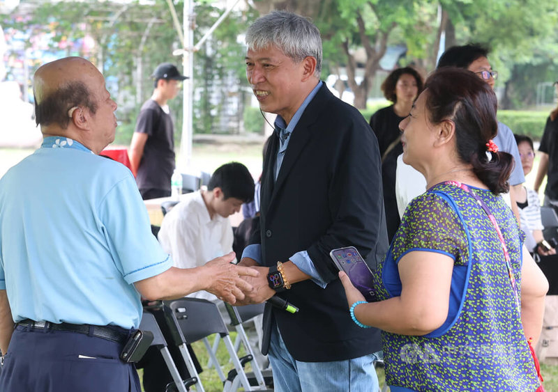 紙風車劇團客家親子劇「燈怪」7日晚間將在板橋435藝文特區盛大演出,上午舉行宣傳記者會,紙風車劇團團長任建誠(前右2)出席。中央社記者趙世勳攝 115年8月7日