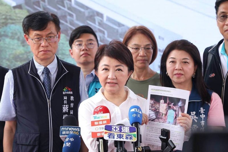 台中市長盧秀燕（前中）7日接受媒體聯訪說，衷心建議總統賴清德迅速率國家團隊解決問題油品問題，保障民眾食品安全。（台中市府提供）中央社記者蘇木春傳真　115年8月7日