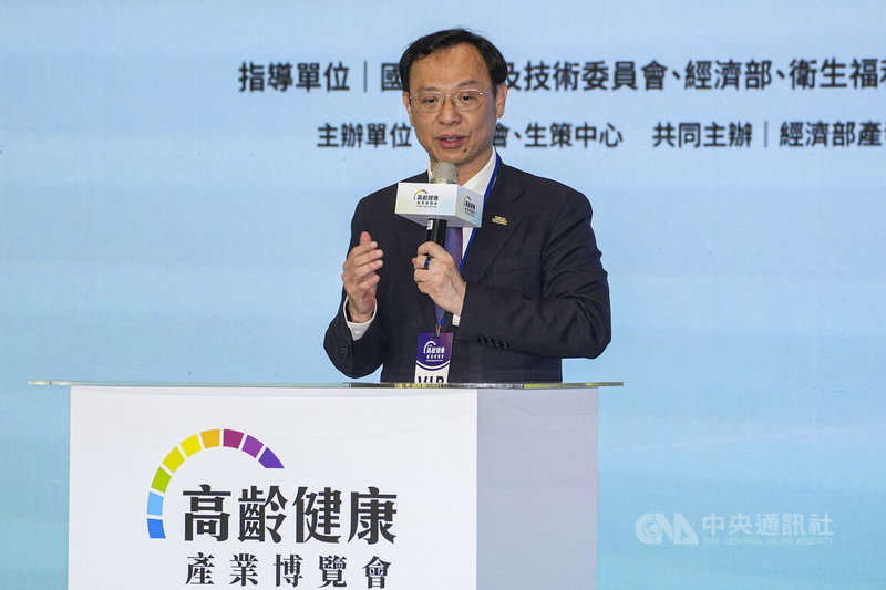 第3屆高齡健康產業博覽會7日在台北世貿1館開幕，衛福部長石崇良表示，面對超高齡社會，高齡政策以「自主、自立、共融、永續」為願景，重點是延長健康餘命；長照政策也從過去針對失能者的照顧，往前端預防及健康促進推進。中央社記者鄭清元攝　115年8月7日