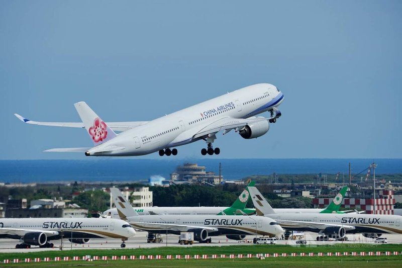 颱風白海豚逼近，國籍航空8日飛往沖繩多數航班取消，旅客出發前應留意航班動態。圖為中華航空一架班機自桃園國際機場起飛。中央社記者黃名璽攝　115年8月7日