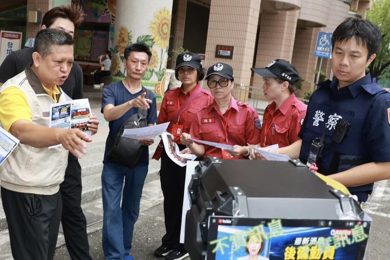 高雄後備演練反制假訊息　機車張貼海報穿梭巷弄宣導 | 政治 | 中央社 CNA