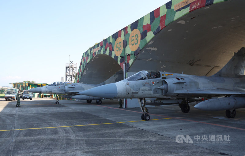 漢光演習進入第3天，空軍第2戰術戰鬥機聯隊在新竹基地執行相關操演，飛行員收到緊急起飛命令後迅速登上幻象2000，2架戰機不到5分鐘內就滑出警戒機堡，準備起飛。中央社記者張新偉攝　115年8月7日