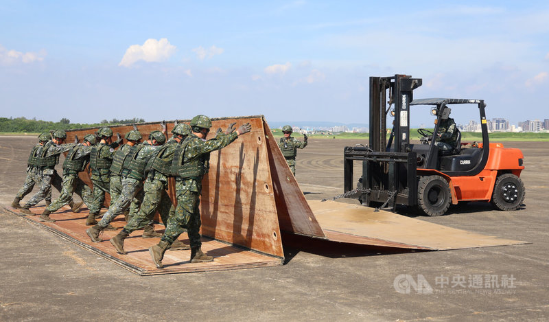 漢光42號演習7日來到第3天，7日在空軍新竹基地實施跑道搶修等演練，現場使用堆高機及人力將玻璃纖維墊展開並組合，待彈坑完成修補後，拖至彈坑上方以完成復原作業。中央社記者張新偉攝　115年8月7日