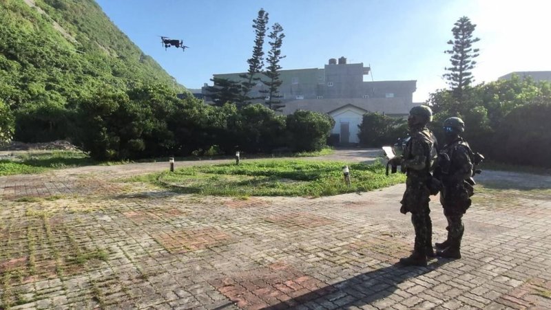 國軍第2作戰區兵力進入蘭嶼、綠島實施漢光42號演習「登島防衛作戰」演練，無人機組7日依令升空執行空中偵蒐，掌握防區周邊動態及敵軍位置，並將即時情資提供迫砲排以完成射擊準備。（陸軍台東地區指揮部提供）中央社記者盧太城傳真　115年8月7日