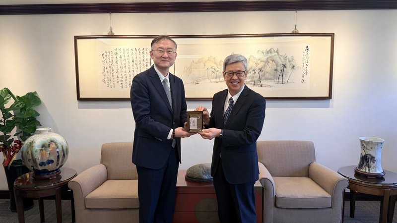 駐台北韓國代表部新任代表黃載皓（左）6日拜會中研院，與院長陳建仁（右）就多項議題交換意見，期盼持續深化學術機構與研究社群間的合作。（中研院提供）中央社記者汪淑芬傳真　115年8月7日