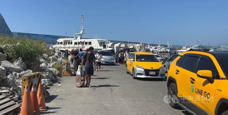 受到颱風白海豚外圍環流影響，台東海面7日上午出現長浪，船公司疏運逾千名綠島旅客返回台東富岡港，部分旅客更改行程轉往墾丁度假。中央社記者盧太城台東攝　115年8月7日