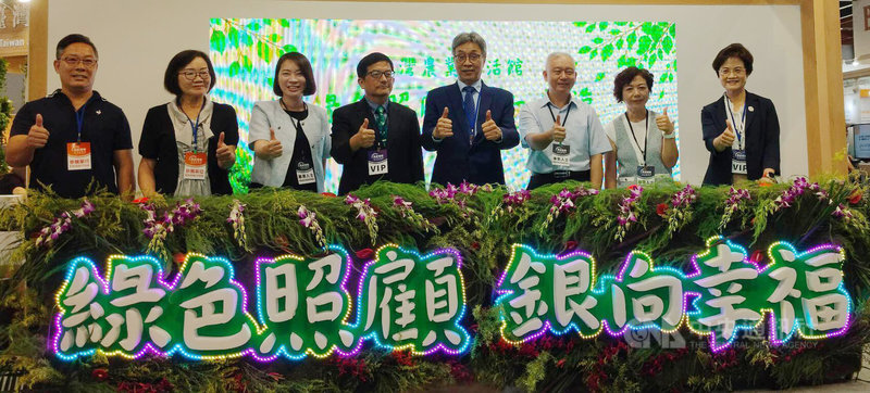 第3屆高齡健康產業博覽會7日在台北世貿一館開幕，農業部長陳駿季（右4）主持「台灣農業樂活館」啟用儀式。中央社記者汪淑芬攝　115年8月7日