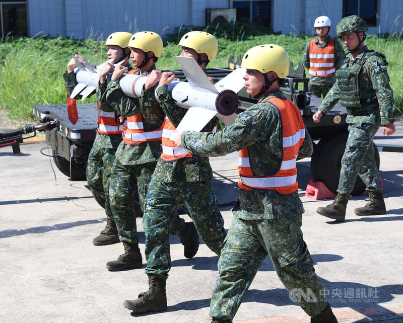 國軍漢光42號實兵演習持續進行，7日在空軍新竹基地實施演練，官兵執行幻象2000戰機防空外型潛力裝掛魔法二型飛彈。中央社記者張新偉攝　115年8月7日