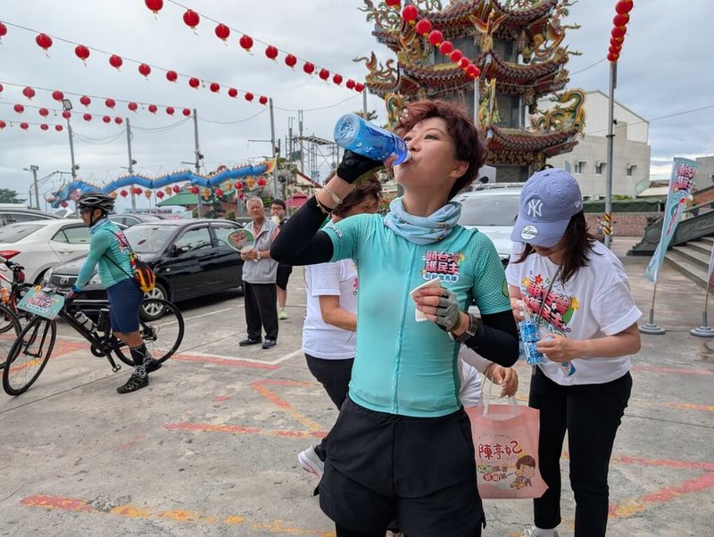 勤跑基層的民進黨台南市長參選人陳亭妃,平時多喝水是她護嗓方法之一,但隨身也會攜帶蜂膠喉錠,含在嘴裡,滋潤保護喉嚨。(陳亭妃服務處提供)中央社記者張榮祥台南傳真 115年8月8日
