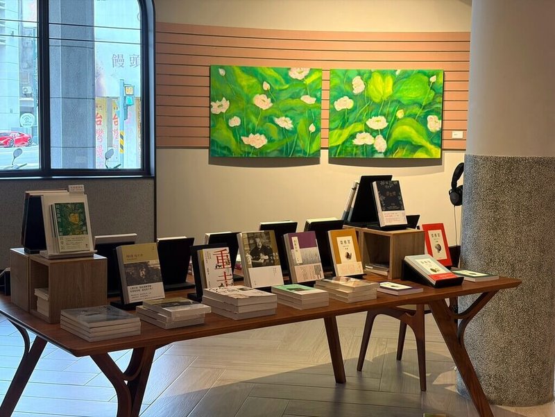 藝術家蔣勳「風荷‧日麗」特展即日起在台中市中央書局展出1個月，讀者可在畫作與朗讀聲中，體驗視覺與聽覺雙重享受。（中央書局提供）中央社記者趙麗妍傳真 115年8月8日