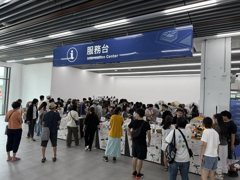 台中市政府交通局在水湳轉運中心推限定漫畫角色史努比（Snoopy）快閃活動，粉絲搶購快閃店推出台中首發設計交通主題玩偶，活動延長展出到8月23日。（中市府提供）中央社記者趙麗妍傳真 115年8月8日