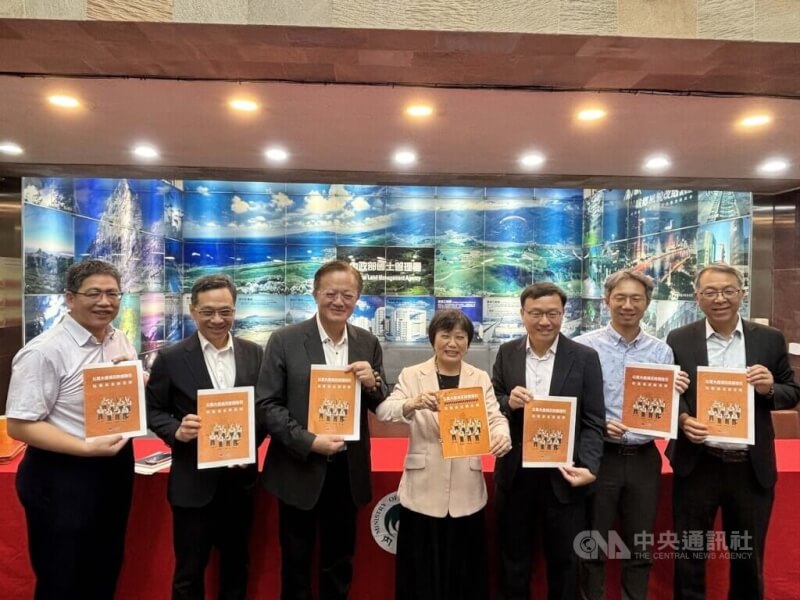 內政部長劉世芳（中）6日舉行記者會，宣布9月將推出「公寓大廈減災防護指引」（大橘書），輔導社區組成自主防災隊，建構更完整社區防護網。中央社記者高華謙攝　115年8月6日