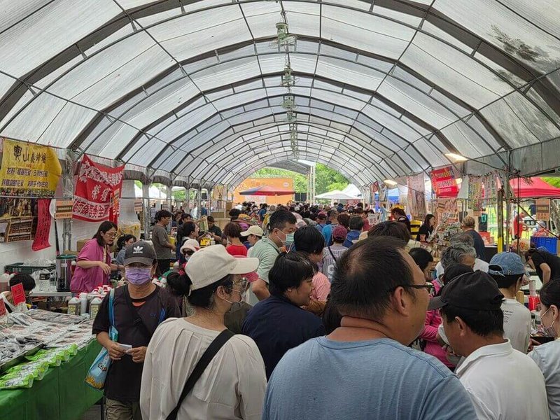 「高雄市大崗山龍眼蜂蜜文化節」8、9日在阿蓮區大崗山如意公園登場，開幕首日即湧入大批人潮。（高雄市農業局提供）中央社記者蔡孟妤傳真　115年8月8日