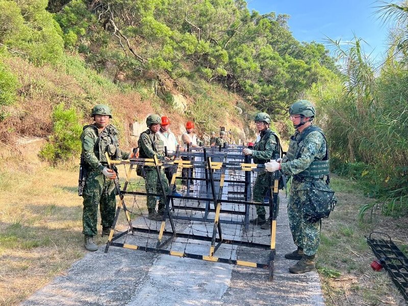 漢光42號實兵演習持續進行，連江縣後備服務中心日前在北竿70據點，協同北竿守備大隊實施阻絕設置演練，透過軍民協同作業驗證戰時民力運用機制。（連江縣後備服務中心提供）中央社記者潘欣彤傳真　115年8月8日