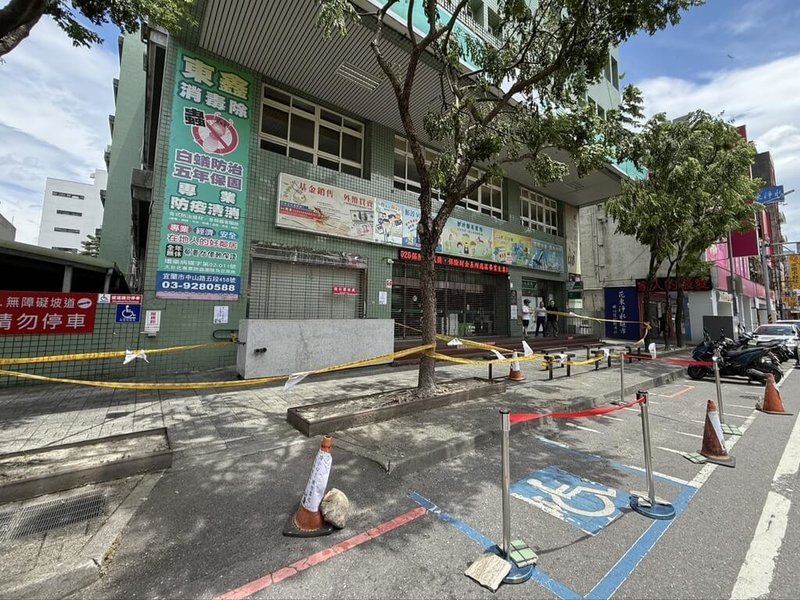 颱風白海豚風勢強勁 宜蘭中山路郵局磁磚兩度掉落 | 地方 | 中央社 CNA 颱風白海豚風勢強勁 宜蘭中山路郵局磁磚兩度掉落 | 地方 | 中央社 CNA
