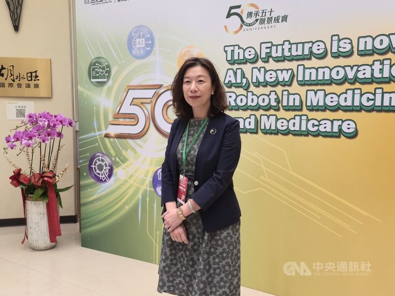衛生福利部次長林靜儀8日上午出席台北醫學大學附設醫院「台北醫學會」研討會開幕式，接受媒體聯訪，談及問題油品案20%下架門檻表示，衛福部是主管機關，會負起最終決策責任。中央社記者沈佩瑤攝　115年8月8日