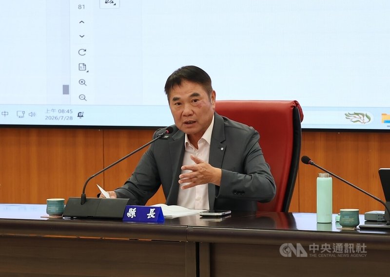 國民黨徵召爭取連任的苗栗縣長鍾東錦,說話頻率高,他感謝妻子常備妥潤喉茶飲「膨大海」作為日常保養,也自我訓練用丹田發音,使用麥克風更得心應手。中央社記者管瑞平攝 115年8月8日