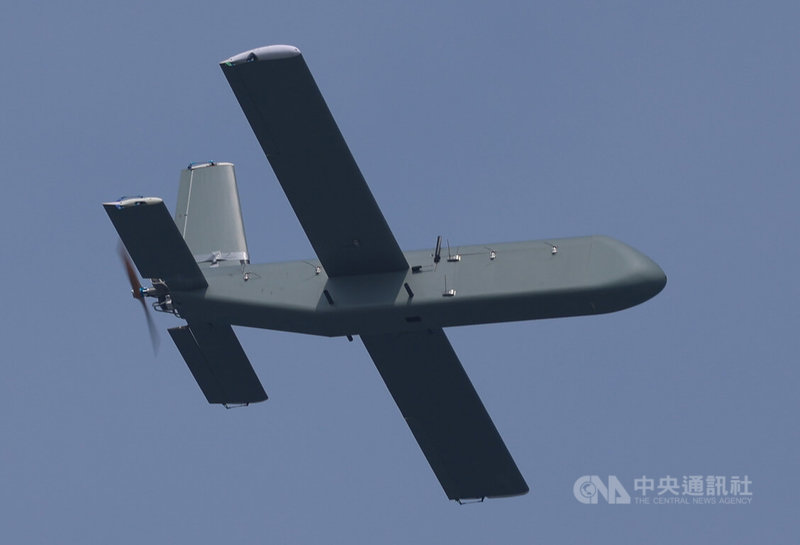 總統賴清德8日上午赴海軍左營基地視導漢光42號演習「濱海打擊及近岸防禦」課目，在桃子園海灘實施「近岸防禦」，圖為中型自殺無人機執行任務。中央社記者張新偉攝 115年8月8日